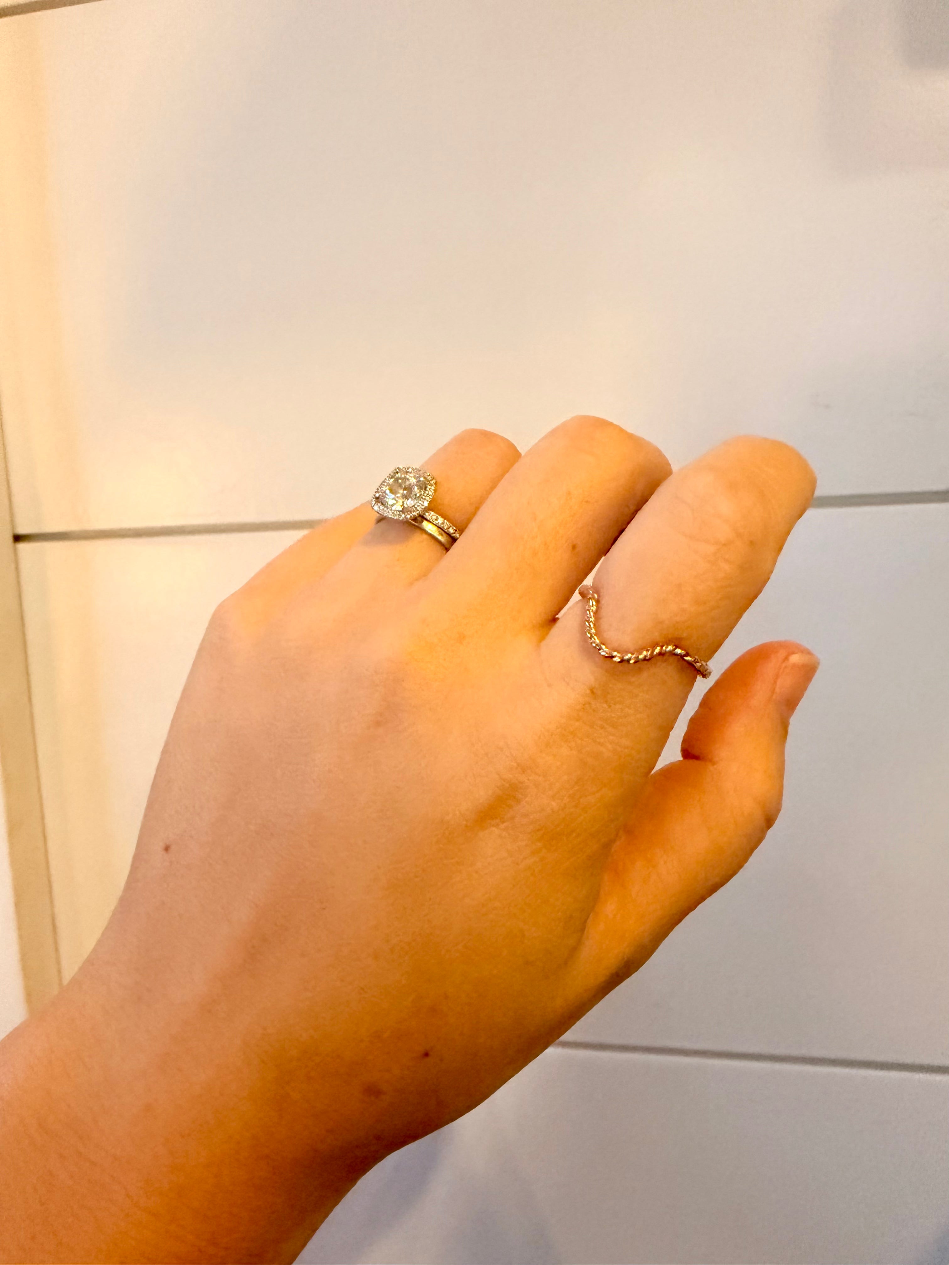 Twisted Horizon Ring