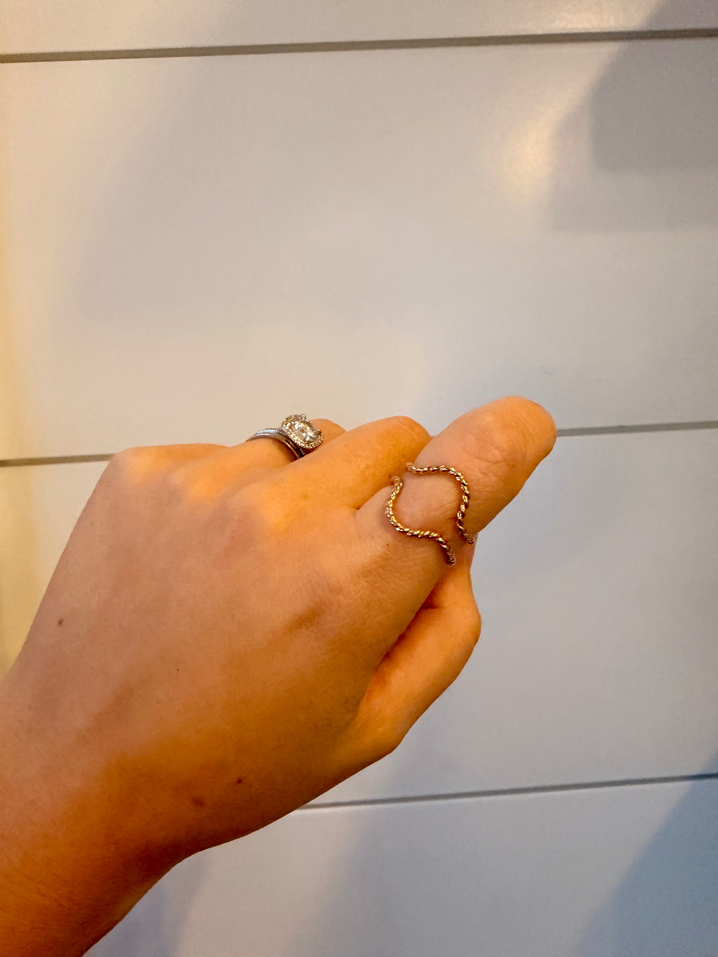 Twisted Horizon Ring